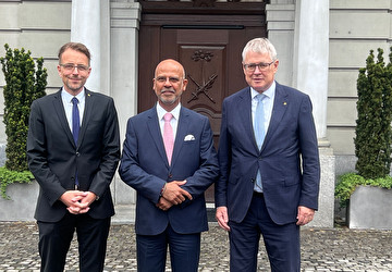 Regierungsrat Urs Janett, Botschafter Mridul Kumar und Regierungsrat Urban Camenzind beim Empfang vor dem Rathaus in Altdorf.