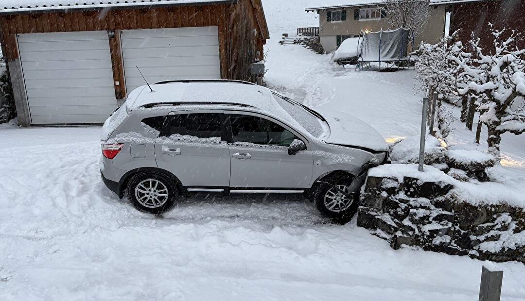 Selbstunfall bei winterlichen Strassenverhältnissen – zwei Personen verletzt