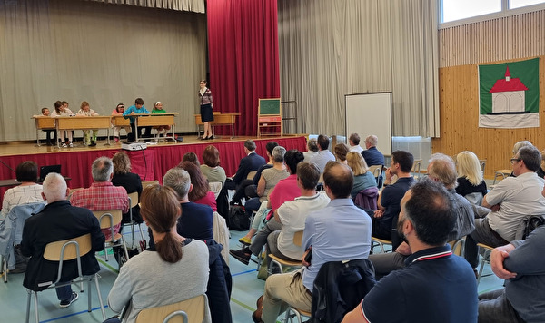 Die Schülerinnen und Schüler aus Sisikon spielen den Anwesenden die Schule von gestern heute und morgen vor.