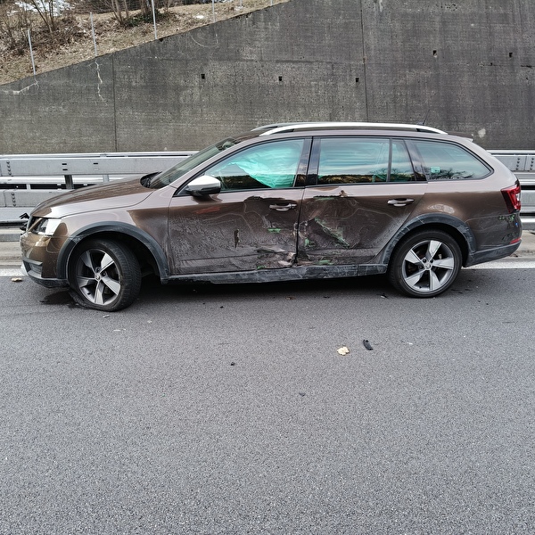 Verkehrsunfall zwischen Sattelmotorfahrzeug und Personenwagen - eine Person verletzt