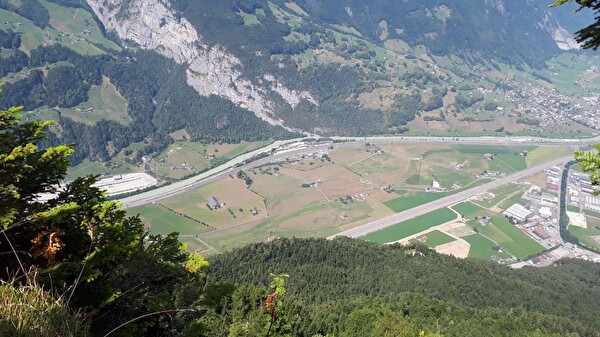 Unteres Reusstal im Sommer 2018. Das braun gefärbte Kulturland zeugt von extremer Trockenheit (Foto: Fredi Kempf, August 2018)
