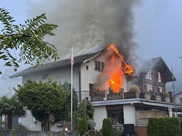 Brand eines Wohnhauses – Personen evakuiert, niemand verletzt