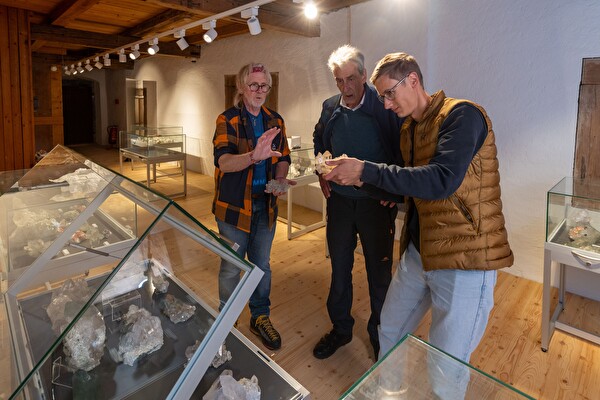 Peter Amacher vom Büro Geo Uri GmbH, Hansruedi Dittli und Tobias Arnold (von links) vom Team der Mineralienaufsicht des Kantons Uri beim Ausstellen der neuen Mineralien.