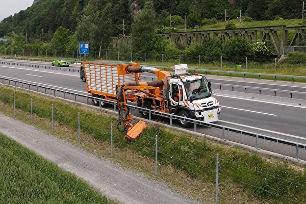 Die Gehölzpflege entlang der Autobahnen A2 und A4 findet jährlich nach einem Pflegeplan statt. Bild Amt für Betrieb Nationalstrassen