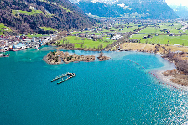 Die Pontonanlage ankert seit Ende März im Gebiet Allmeini. Dort verbleibt sie bis Ende Juni 2023.