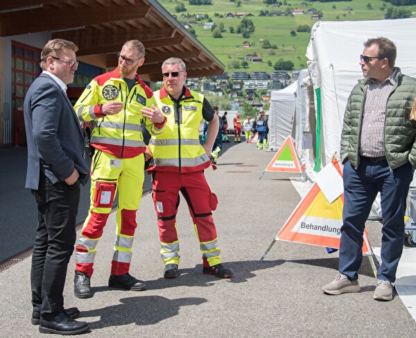 Die beiden Regierungsräte Peter Truttmann (links) und Christian Arnold (rechts) zusammen mit den beiden Rettungsdienstleistern Dany Häfliger (UR, links) und Fabian Filliger (NW).