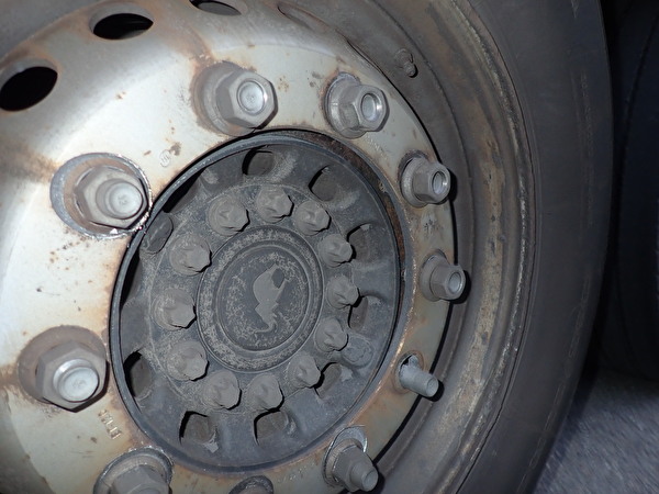 Sattelmotorfahrzeug mit fehlender Radmutter angehalten