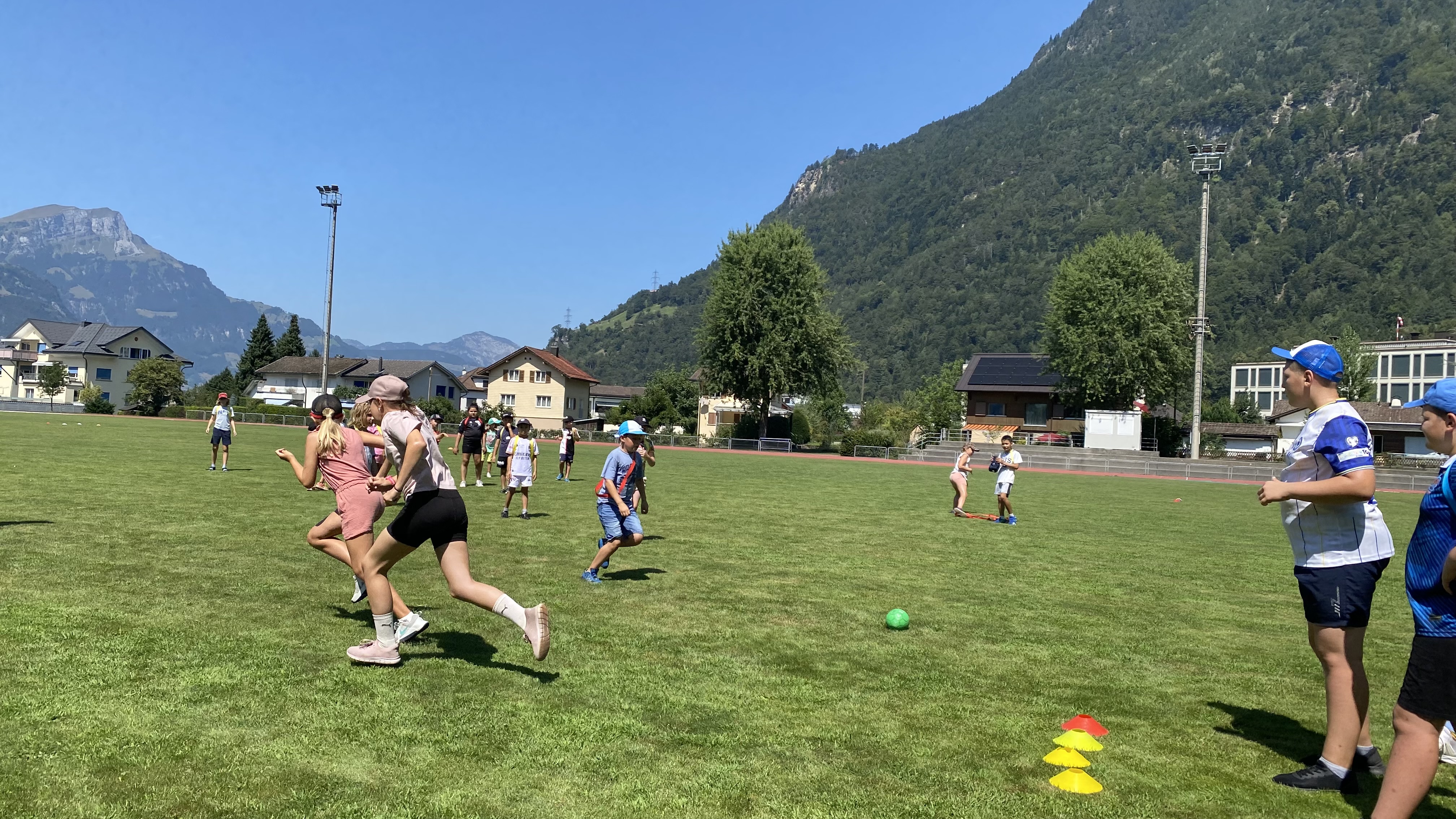 Bei Spiel und Sport kommen die Kinder schnell miteinander in Kontakt.