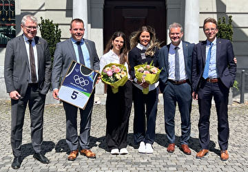 Eliane Christen und Corinne Suter flankiert von den Regierungsräten (von links) Urban Camenzind, Landammann Christian Arnold, Georg Simmen und Urs Janett beim Empfang vor dem Rathaus.