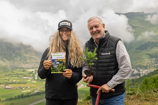Ski-Athletin Aline Danioth mit Ralph Jeitziner.