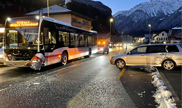 Kollision zwischen Personenwagen und Linienbus