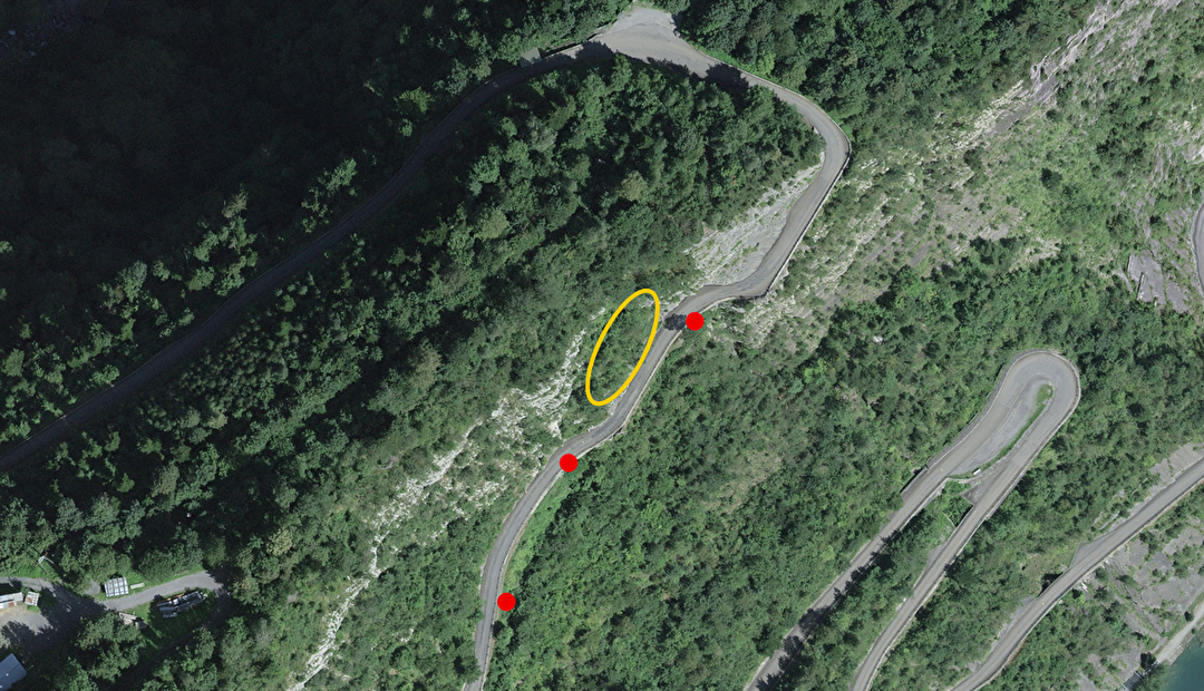 Sicherungsarbeiten (gelber Kreis) und das Erstellen von Versuchsankern (rote Punkte) an der Isenthalerstrasse haben Nachtsperrungen zur Folge. Bild Baudirektion Uri