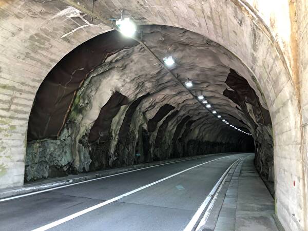 Der Harderbandstrassentunnel mit dem rechtsseitigen Trottoir, wie er sich heute präsentiert. Bild Baudirektion Uri