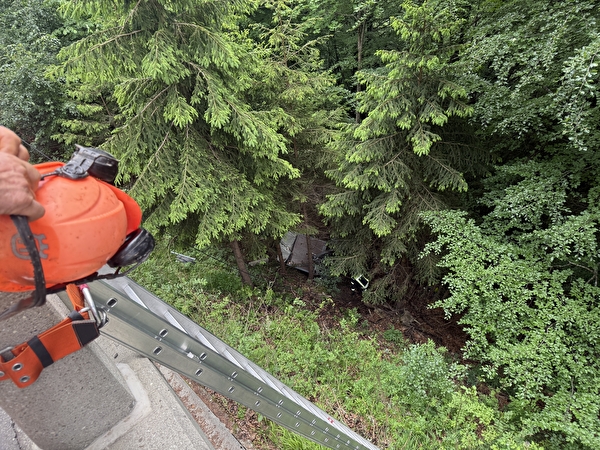Verkehrsunfall auf der Klausenstrasse – eine Person verletzt