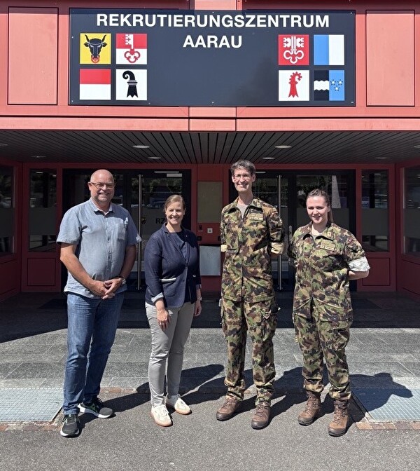 Besuch in Aarau: (von links) Urs Mock, Amtsvorsteher Bevölkerungsschutz und Militär, Sicherheitsdirektorin Céline Huber, Oberst André Güss, Kommandant Rekrutierungszentrum 4 Aarau, und Vivien Hofer, Kreiskommandantin