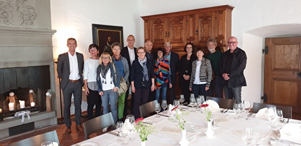 Regierungsrat Beat Jörg, Bildungs- und Kulturdirektor des Kantons Uri, mit den Neopensionati (nicht im Bild: Otto Hartlieb).