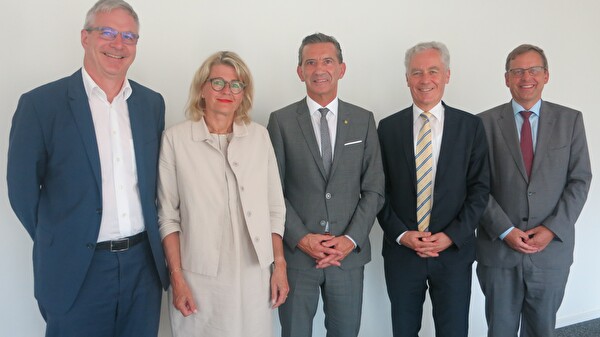 Freuen sich über die Unterzeichnung der Kooperationsvereinbarung (von links): Dr. Ivo Schillig, Vizepräsident des Vereins Wissenschaft Uri, lic. iur. Ruth Wipfli Steinegger, Präsidentin des Vereins Wissenschaft Uri, Regierungsrat Beat Jörg, Bildungs- und Kulturdirektor des Kantons Uri, Prof. Dr. Bruno Staffelbach, Rektor der Universität Luzern, und Prof. Dr. Markus Ries, Prorektor der Universität Luzern.