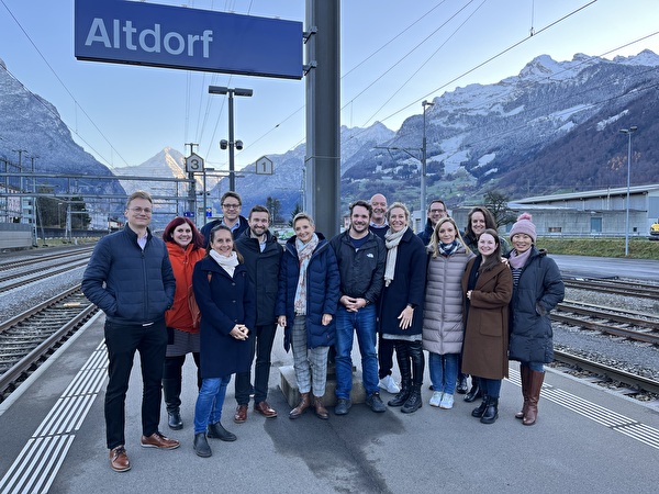 Das Team der Standortförderung Uri mit Gästen aus Zürich.
