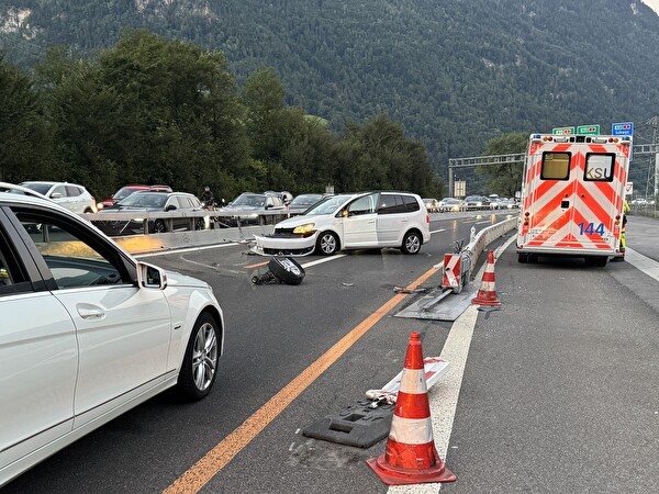 Beschädigter Personenwagen blockiert beide Fahrspuren 
