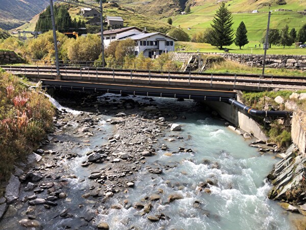 Bildlegende: Durch die Absenkung der Flusssohle wird der Abstand zwischen der Brücke und der Furkareuss sowie die Hochwassersicherheit in Realp erhöht. Bild Baudirektion Uri