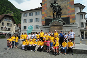 Läuferinnen und Läufer des Torch Run vor dem Telldenkmal