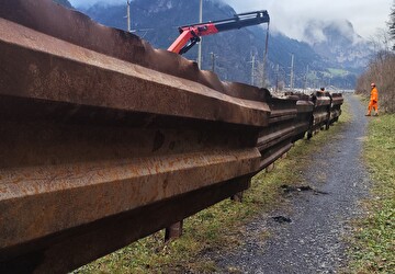 Stahlpalisaden schützen die Kantonsstrasse südlich der Passerelle in Erstfeld vor den Folgen eines möglichen Felssturzes. Bild Baudirektion Uri