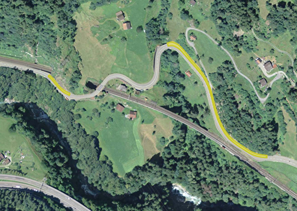 Arbeitsort Intschi: Auf einer Länge von 320 Metern wird der Belag der bergseitigen Fahrspur erneu-ert sowie eine Entwässerungsrinne ersetzt. Bild Baudirektion Uri