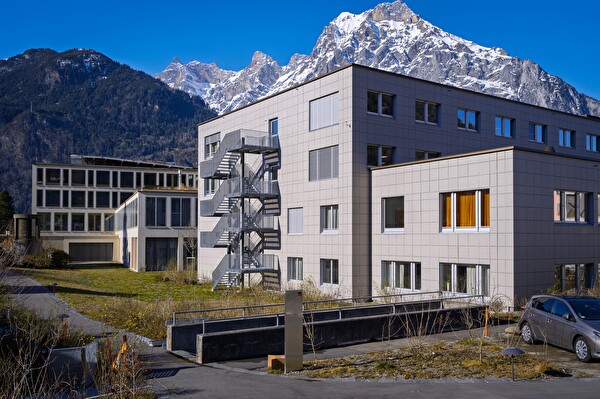 Der Trakt D des Kantonsspitals Uri (Gebäude rechts im Bild) wurde nach dem Umbau mit dem «Minergie Eco»-Label ausgezeichnet. Bild Baudirektion Uri