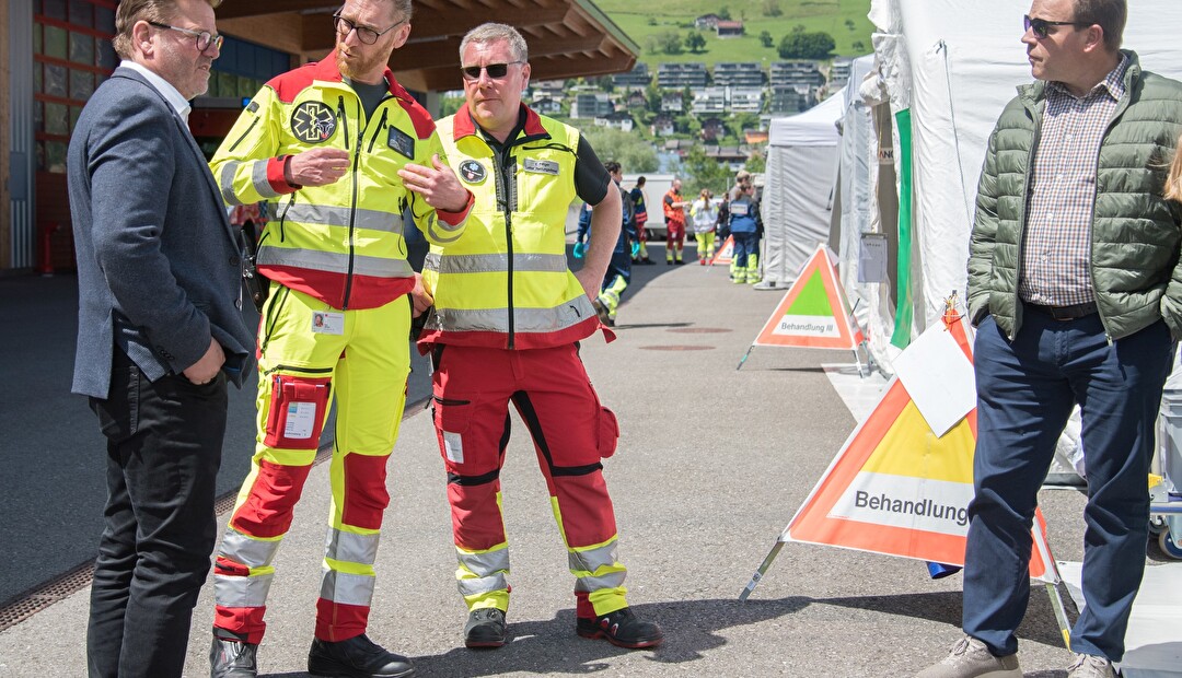Die beiden Regierungsräte Peter Truttmann (links) und Christian Arnold (rechts) zusammen mit den beiden Rettungsdienstleistern Dany Häfliger (UR, links) und Fabian Filliger (NW).