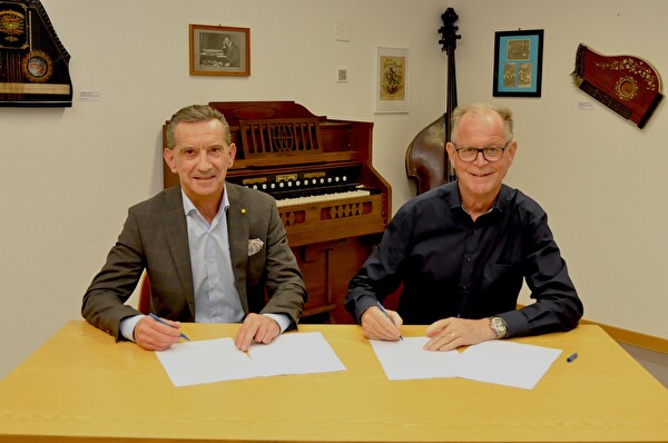 Regierungsrat Beat Jörg (links) und Werner Schibig, Vizepräsident des Vereins Haus der Volksmusik, bei der Unterzeichnung der Leistungsvereinbarung 2024 bis 2026.