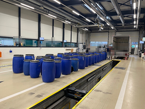 Die Staatsanwaltschaft Uri und die Kantonspolizei Uri teilen mit – 565 Kilogramm Cannabis in 49 Fässern bei Schwerverkehrskontrolle sichergestellt