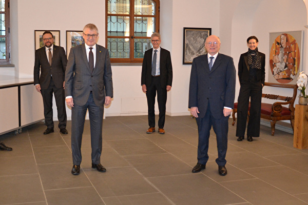 Gruppenbild im Foyer des Rathauses: (von links) Kanzleidirektor Roman Balli, Baudirektor Roger Nager, Landammann Urban Camenzind, Leiter Infrastruktur Peter Kummer, Vincent Ducrot, CEO der SBB AG, Regionenleiterin Daria Martinoni und Justizdirektor Daniel Furrer. 