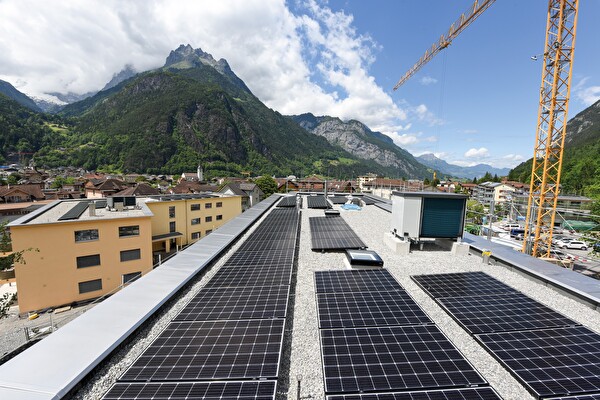 Das wird künftig noch mehr in Uri auf Neubauten installiert werden: Solaranlagen wie hier in Erstfeld. Bild Gemeindewerke Erstfeld