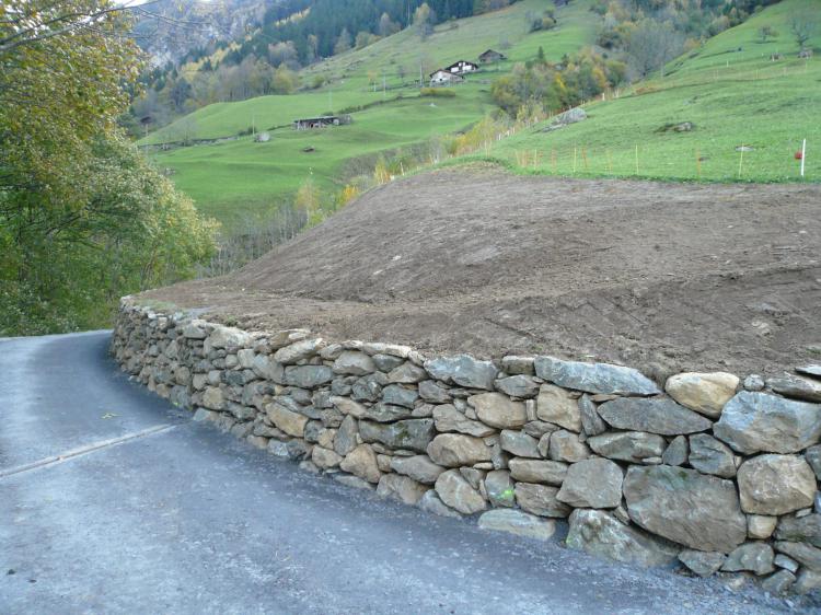 Sanierte Trockenmauer im Abschnitt Langlauital 