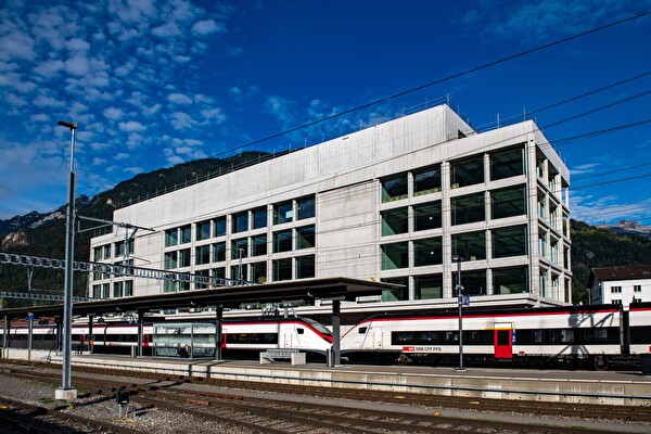 Der Intercityzug der SBB im neuen Kantonsbahnhof Altdorf
