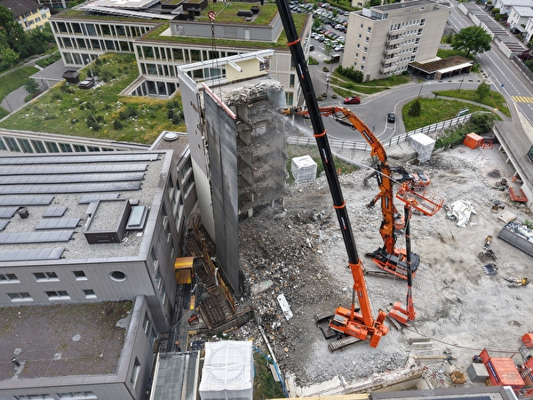 Noch vor wenigen Tagen standen die Reste des ehemaligen Bettentrakts des KSU. Die letzten Wände sind mittlerweile abgetragen. Bild Baudirektion Uri