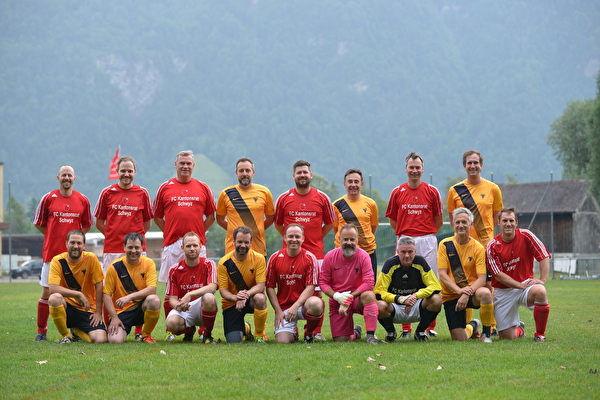 Der FC Landrat Uri und der FC Kantonsrat Schwyz vor dem Anpfiff in Flüelen. 