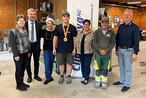Ehrung des Schweizermeisters: (von links) Yvonne Slongo, Vorsteherin Amt für Berufsbildung, Regierungsrat Georg Simmen, Karin Gaiser, Armin Gaiser, Theres Arnold, Roman Gaiser und Thomas Walker, Geschäftsleitung Clima-Nova AG. 