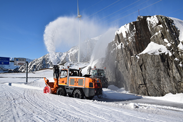 Immer wieder eindrücklich: Schneeräumungsarbeiten auf dem Gotthardpass. Bilder Baudirektion Uri