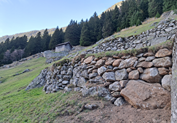   Blick auf die neu sanierten Trockenmauern im Gebiet Wasenrain (©ARE).