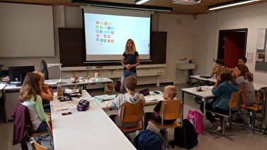 Cornelia Epp-Gisler begrüsst am Startmorgen vom 26. August 2018 die acht neuen Italienisch-Schülerinnen und Schüler der 1. Oberstufe.