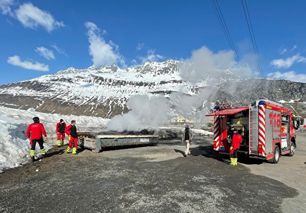 Rauchende Kehrichtmulde durch Feuerwehr gelöscht
