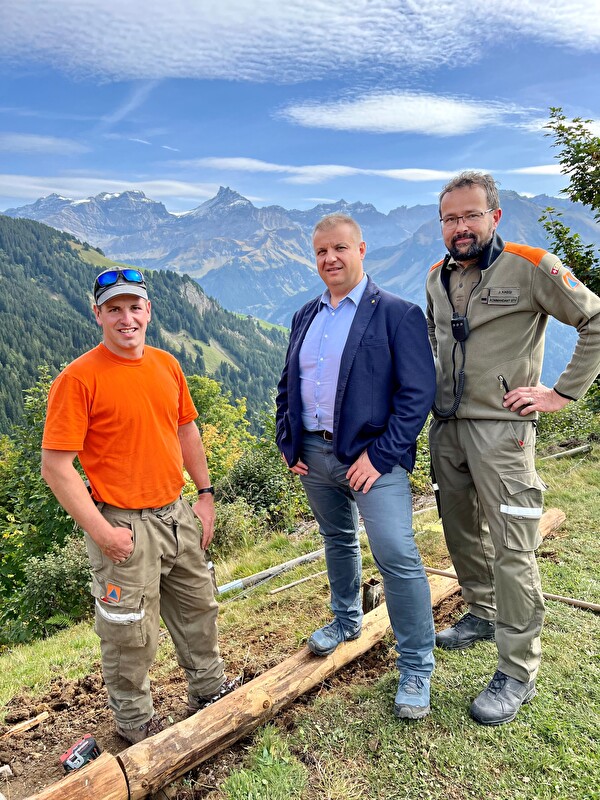 Bild: v.l. Grfhr Kpl Adrian Briker, Sicherheitsdirektor Dimitri Moretti, Kdt Stv ZSO Uri, Maj Josef Kägi