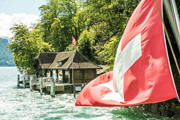 Eine NRP-Unterstützung ermöglicht unter anderem die Konzeption nachhaltiger touristischer Ange-bote, die zusätzliche Wertschöpfung in den Kanton Uri bringen, wie beispielsweise im Projekt «Wie-ge der Schweiz» (Bildquelle: Angel Sanchez, Schiffstation Rütli).