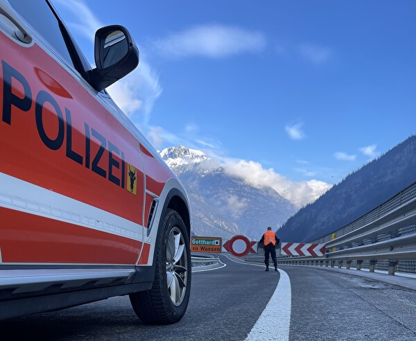 Patrouillenfahrzeug auf Autobahn