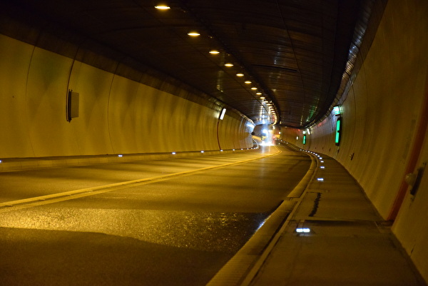 Der Umfahrungstunnel Flüelen wird für Reinigungs- und Unterhaltsarbeiten gesperrt. Bild Amt für Betrieb Nationalstrassen