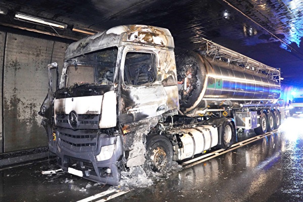 Andermatt: Lastwagenbrand im Gotthard-Strassentunnel – eine Person erheblich verletzt
