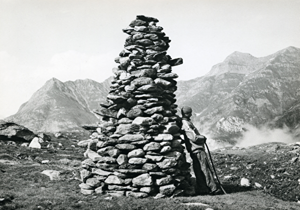 Steinfrau oberhalb von Preda Sovrana (GR), Mahnmal der Hirten gegen einen in der Region geplanten Stausee (Bild: Schweizerisches Sozialarchiv, Zürich).