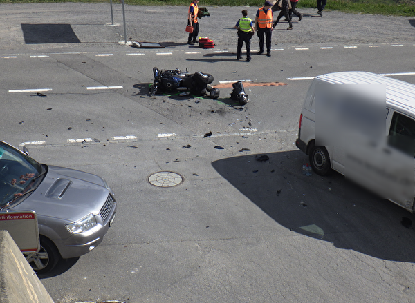 Kollision Lieferwagen / Motorrad – eine Person verletzt