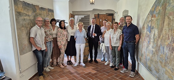 Regierungsrat Georg Simmen, Bildungs- und Kulturdirektor des Kantons Uri, mit den pensionierten Lehrpersonen im Schloss A Pro in Seedorf.